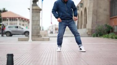 Latin Amerikalı break dansçı erkek.