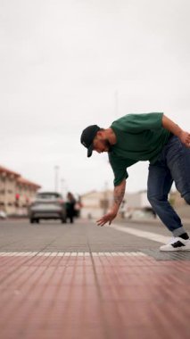 Latin Amerikalı break dansçı erkek.