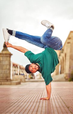Latin Amerikalı break dansçı erkek.