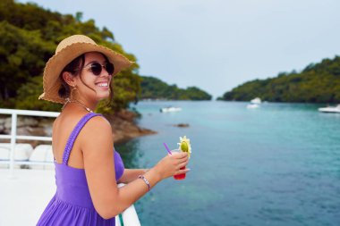 Genç Latin Amerikalı neşeli turist tropik adalar arasında bir teknede seyahat ediyor.