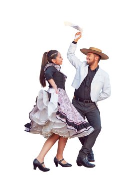 Huaso gibi giyinmiş Latin Amerikalı erkek beyaz arka planda izole bir şekilde Cueca partneriyle dans ediyor.
