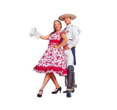 Huaso gibi giyinmiş Latin Amerikalı erkek beyaz arka planda izole bir şekilde Cueca partneriyle dans ediyor.