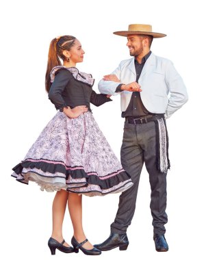 Huaso gibi giyinmiş Latin Amerikalı erkek beyaz arka planda izole bir şekilde Cueca partneriyle dans ediyor.