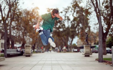 Latin Amerikalı break dansçı sokakta ayak hareketleri ya da toprock yapıyor.