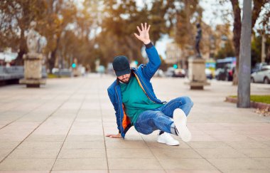  break dansçı adam ya da sokak ortasında dans gösterisi yapıyor.