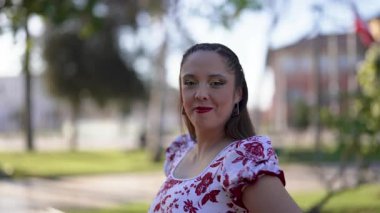 Şilili Huaso kostümlü genç bir kadının portresi meydanda poz veriyor, Şili Patrias kutlamaları. 