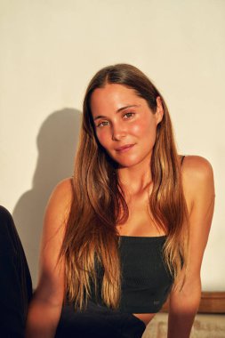 Kapalı alanda poz veren güzel beyaz kadın portresi.