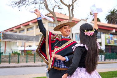 Şili meydanında dans eden iki huaso.