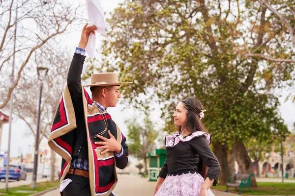 Şehir meydanında Şili Cueca dansı yapan iki huaso, ulusal bayramları kutluyorlar.
