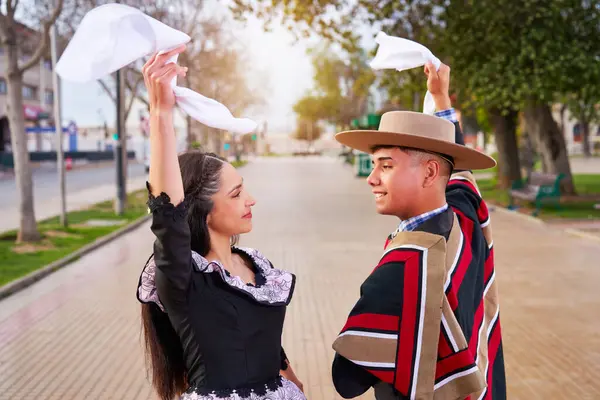 Şehir meydanında dans eden iki huaso, Şili cuecası, patrias kutlaması 