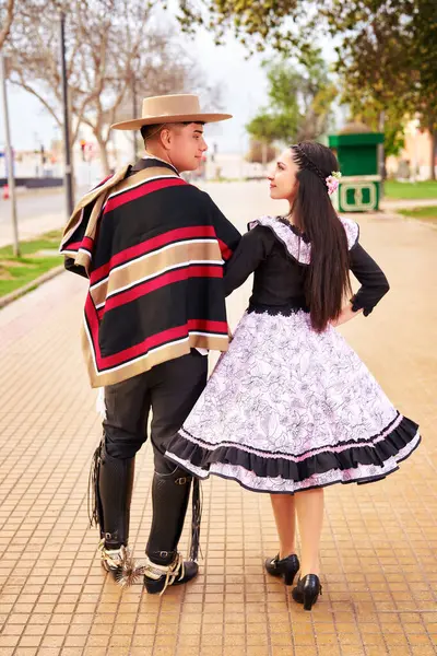 Şehir meydanında yürüyen ve Fiestas Patrias Şili 'yi kutlayan iki huasonun portresi.