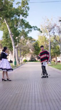 Şehir meydanında dans eden iki huaso, Şili cuecası, patrias kutlaması 