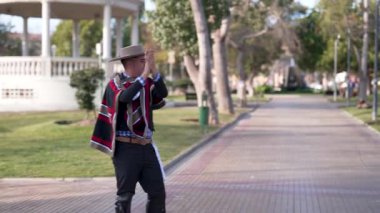 Şehir meydanında dans eden iki huaso, Şili cuecası, patrias kutlaması 