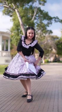 Şilili Huaso kostümlü genç bir kadının portresi meydanda poz veriyor, Şili Patrias kutlamaları.