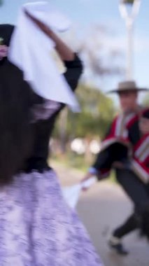 Şehir meydanında dans eden iki huaso, Şili cuecası, patrias kutlaması 