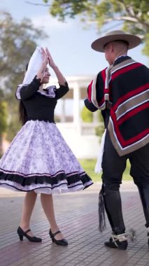 Şehir meydanında dans eden iki huaso, Şili cuecası, patrias kutlaması 