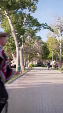 Şehir meydanında dans eden iki huaso, Şili cuecası, patrias kutlaması 