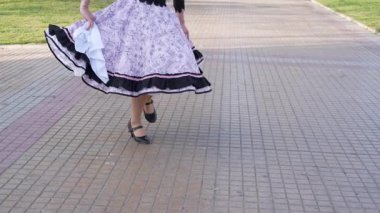 Şehir meydanında Şili Cueca dansı yapan bir çift huasonun düşük kesimi, Fiestas Patrias kutlamaları 