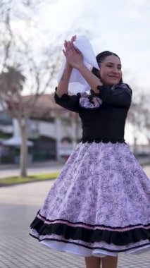 Şilili Huaso kostümlü genç bir kadının portresi meydanda poz veriyor, Şili Patrias kutlamaları.