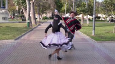 Şehir meydanında dans eden iki huaso, Şili cuecası, patrias kutlaması 