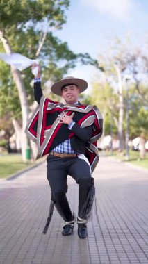 Şilili Huaso kostümlü bir gencin portresi meydanda dans ediyor, Şili Patrias 'ı kutluyor