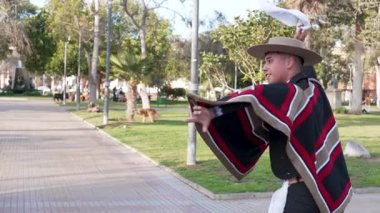 Şehir meydanında dans eden iki huaso, Şili cuecası, patrias kutlaması 