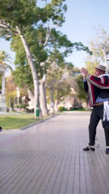 Şehir meydanında dans eden iki huaso, Şili cuecası, patrias kutlaması 