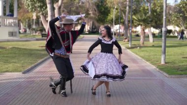 Şehir meydanında dans eden iki huaso, Şili cuecası, patrias kutlaması 