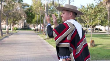 Şehir meydanında dans eden iki huaso, Şili cuecası, patrias kutlaması 