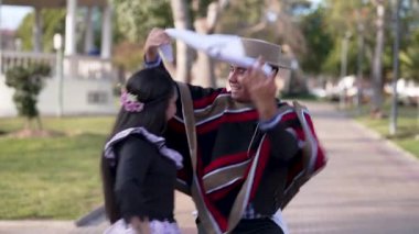 Şehir meydanında dans eden iki huaso, Şili cuecası, patrias kutlaması 