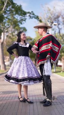 Şehir meydanında dans eden iki huaso, Şili cuecası, patrias kutlaması 