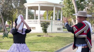 Şehir meydanında dans eden iki huaso, Şili cuecası, patrias kutlaması 