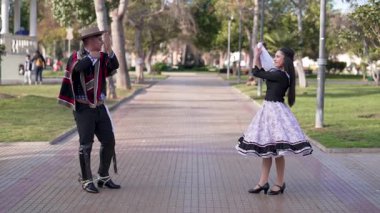 Şehir meydanında dans eden iki huaso, Şili cuecası, patrias kutlaması 