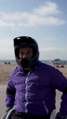  Tekerlekli sandalyede engelli bir sporcu paten parkında poz veriyor.