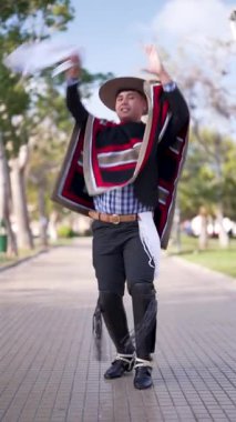 Şilili Huaso kostümlü bir gencin portresi meydanda dans ediyor, Şili Patrias 'ı kutluyor