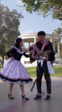 Şehir meydanında dans eden iki huaso, Şili cuecası, patrias kutlaması 