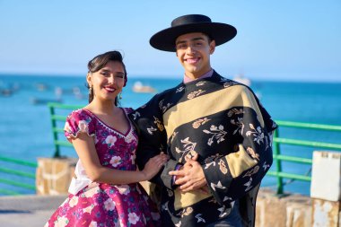 Geleneksel huaso kostümlü heteroseksüel çift portresi, Fiestas Patrias Şili konsepti