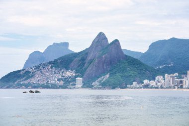 İki Kardeşler Dağı 'nın panoramik manzarası ve Rio de Janeiro' daki Arpoador 'dan Leblon Sahili manzarası