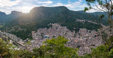 Dağdan panoramik manzara Rio de Janeiro 'daki Rocinha' ya iki kardeş