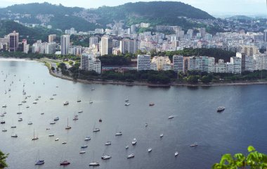 Sahil kenti manzarası ve körfezdeki tekneler.