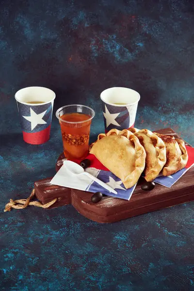 Şili bayrağının yanındaki gözlüklü börekler, Şili bayramını kutlayan arka plan