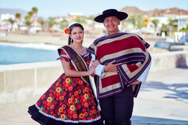 Geleneksel huaso kostümlü heteroseksüel çift portresi, Fiestas Patrias Şili konsepti