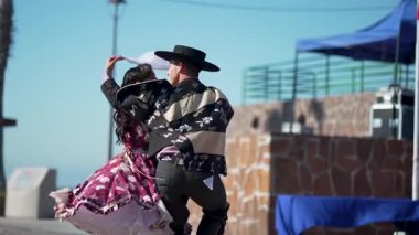 Şehir meydanında dans eden iki huaso, Şili cuecası, patrias kutlaması 