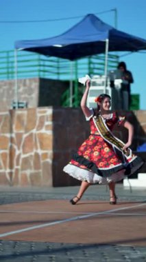 Şehir meydanında dans eden iki huaso, Şili cuecası, patrias kutlaması 