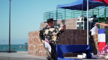 Şehir meydanında dans eden iki huaso, Şili cuecası, patrias kutlaması 