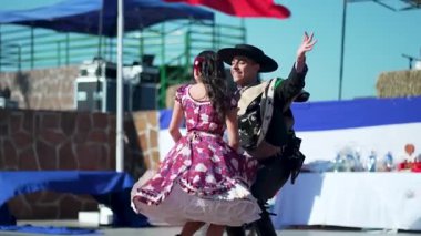 Şehir meydanında dans eden iki huaso, Şili cuecası, patrias kutlaması 