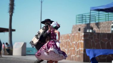 Şehir meydanında dans eden iki huaso, Şili cuecası, patrias kutlaması 