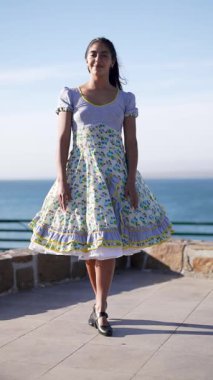 Açık havada geleneksel huasa kostümü giymiş Latin kadın portresi.