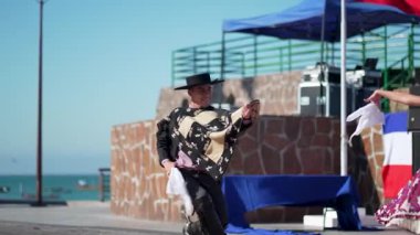 Şehir meydanında dans eden iki huaso, Şili cuecası, patrias kutlaması 