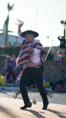 Geleneksel huaso kostümlü çift açık havada dans ediyor, Fiestas Patrias, Şili